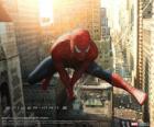 Ο υπερήρωας Σπάιντερμαν πηδώντας μεταξύ των κτιρίων στην πόλη ταλαντώσεις με ιστό της αράχνης του